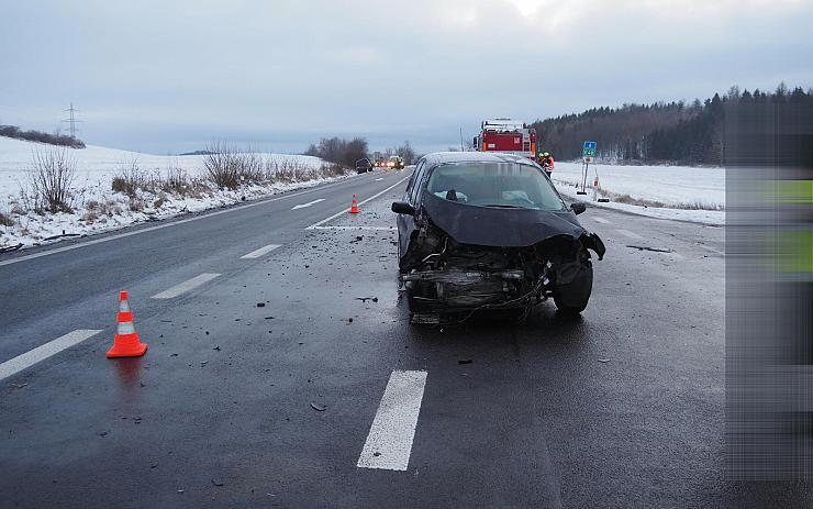 FOTO: Srážku dvou aut u Žlutic zavinilo nedání přednosti, dva lidé se při ní zranili