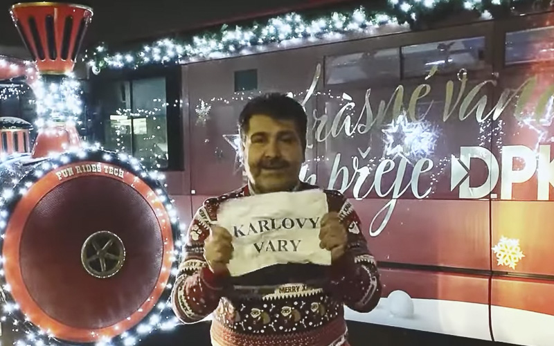 VIDEO: Vánoční vozy městské dopravy rozsvítily ulice, letos v patnácti českých městech, také v Karlových Varech