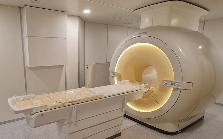 Modernizovaná magnetická rezonance v karlovarské nemocnici umožňuje rychlejší diagnostiku i vyšetření pacientů