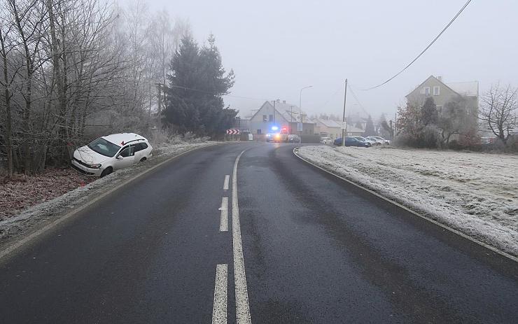FOTO: Mladému šoférovi byly úzké silnice, po nehodě nadýchal přes tři promile 