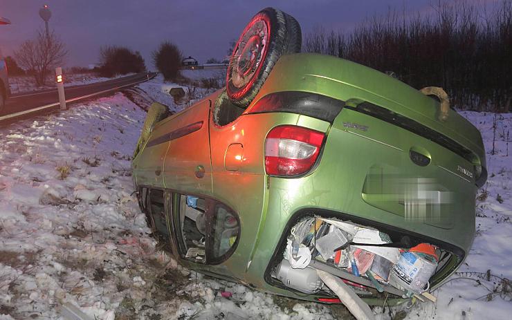 FOTO: Řidič vylétl ze silnice, s autem skončil na streše. V krvi mu koloval alkohol