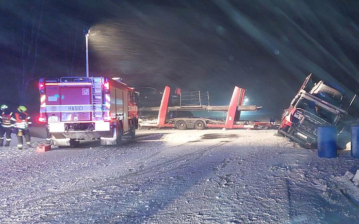 FOTO AKTUÁLNĚ: Hlavní tah z Varů na Prahu uzavřela hromadná nehoda! Dvě zraněné děti