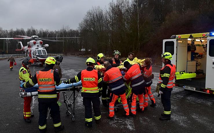 OBRAZEM: Ke srážce aut na výjezdu z Karlových Varů museli záchranáři volat vrtulník