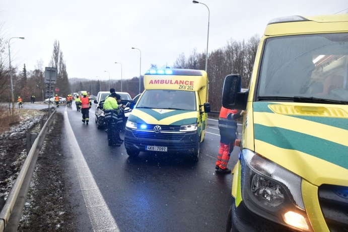 Nehoda na výjezdu z Karlových Varů: Řidič (19) nedal přednost na křižovatce, dva zranění