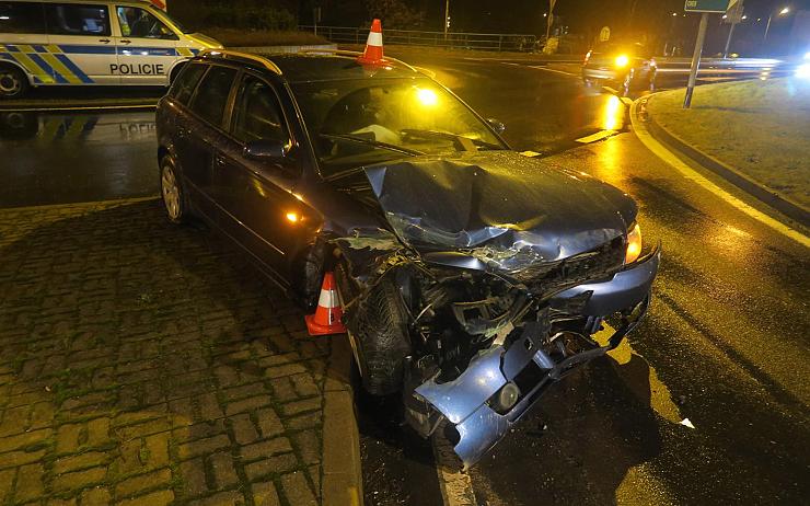 Řidič před jízdou požil, ve městě zvládl nabourat do obrubníku, zábradlí a lampy