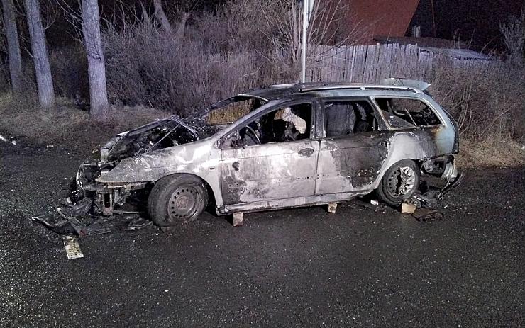 FOTO: Požár v Bochově zničil auto a zastavil dopravu na silnici