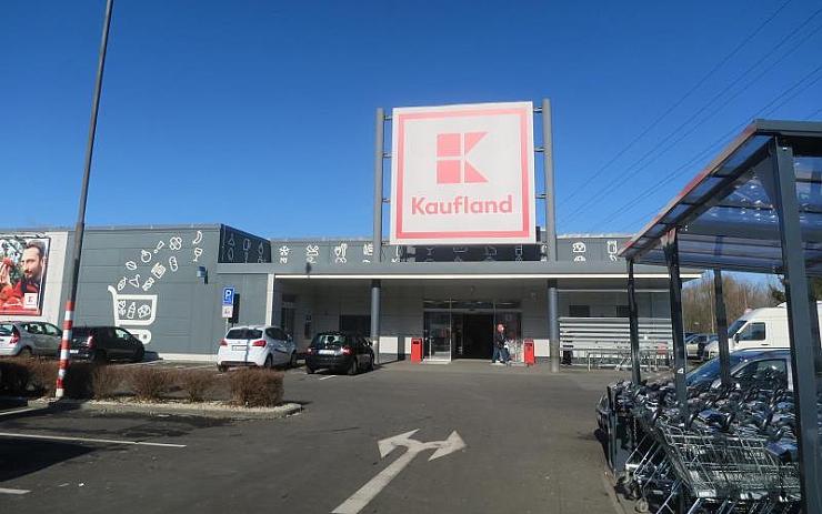 OBRAZEM: Inspekce zavřela sklad potravin v sokolovském Kauflandu. Měli tam problém s čistotou