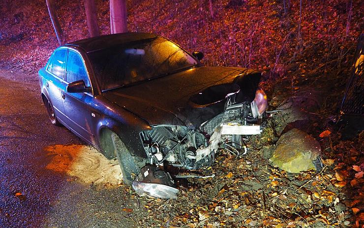 Šofér v Karlových Varech poslal auto do stromu. Byl opilý, zfetovaný a bez řidičáku