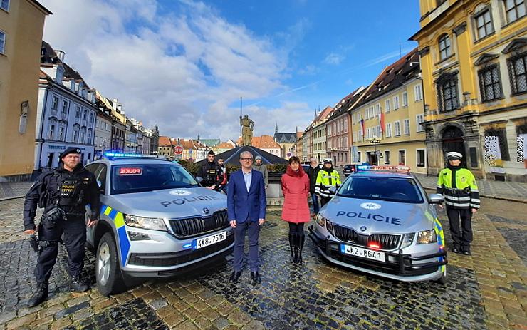 VIDEO: Policisté v Karlovarském kraji uctili památku obětí trestných činů majáky a minutou ticha