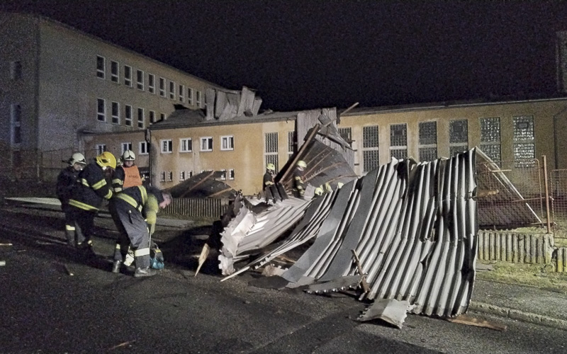 Vítr na Karlovarsku dál ničí domy a láme stromy jako třísky. Některé vlaky nejedou