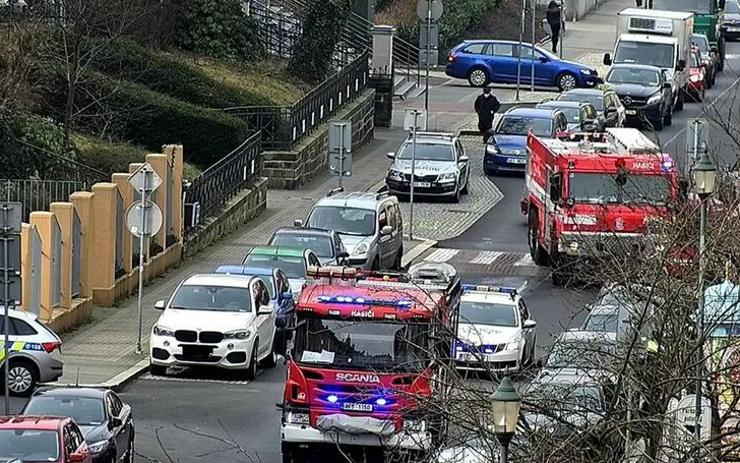 VIDEO: Hořící dům v centru Varů způsobil rozruch na Moskevské. Příčinou požáru bylo ale něco jiného 