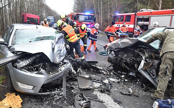 OBRAZEM: Po čelním střetu aut museli hasiči vyprošťovat oba řidiče, silnice byla čtyři hodiny neprůjezdná