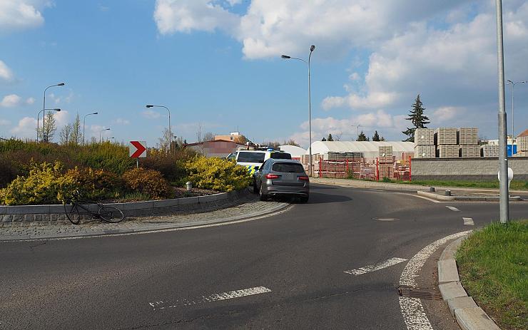 Auto na kruháči v Karlových Varech srazilo cyklistu z kola, zachránila ho helma