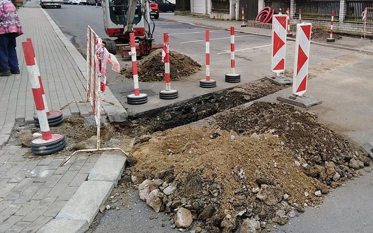 Četné výkopy v karlovarských ulicích souvisí s pokládkou a opravami sítí