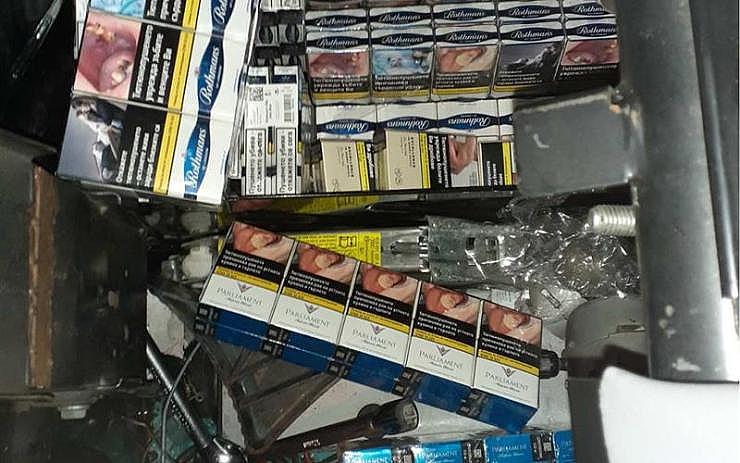 U řidiče v autě objevili celníci deset tisíc kusů cigaret bez nálepek, hrozí mu za to vězení