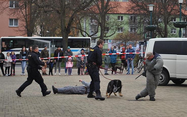 Věznice Ostrov se zúčastnila Dne bezpečnosti. Malé návštěvníky zaujal autobus k eskortování vězňů