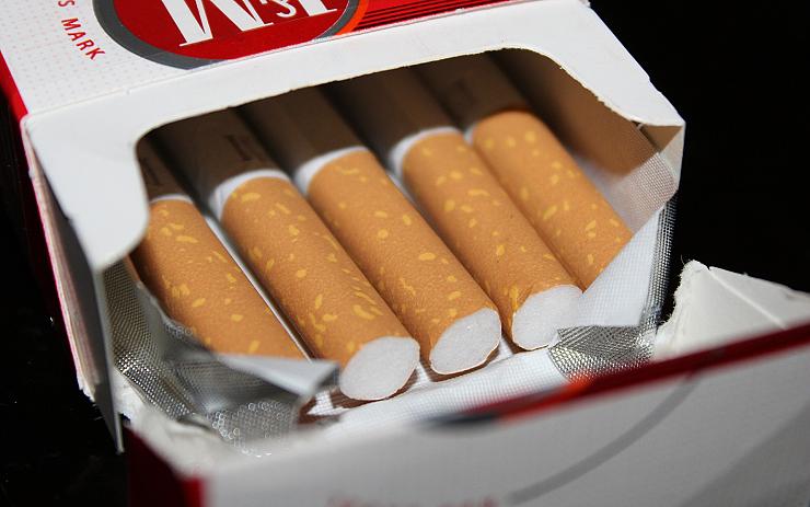 Cizince na ulici naštvalo, že muž neměl cigaretu. Zmlátili ho