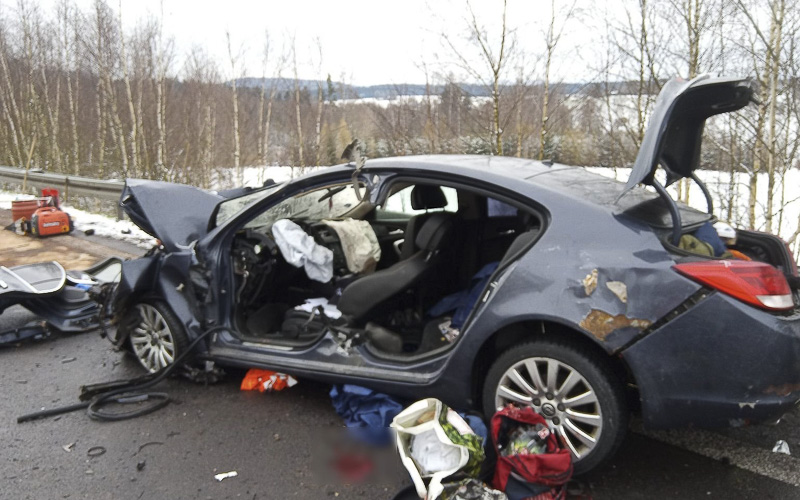 Při tragické nehodě v Aši zemřel zemřel spolujezdec, auto dostalo na silnici smyk