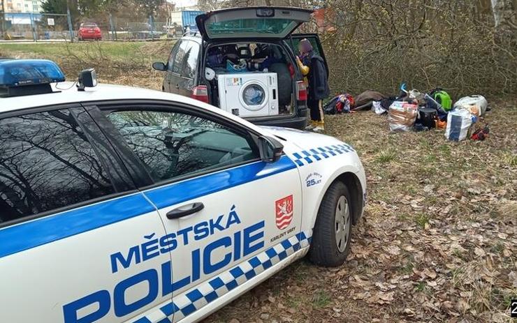 Strážníky kdosi upozornil na černou skládku v Bohaticích, na místo nakonec volali i cizineckou policii