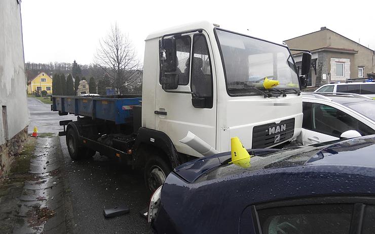 Nákladní auto na Sokolovsku se samo rozjelo, poničilo dům a dva automobily