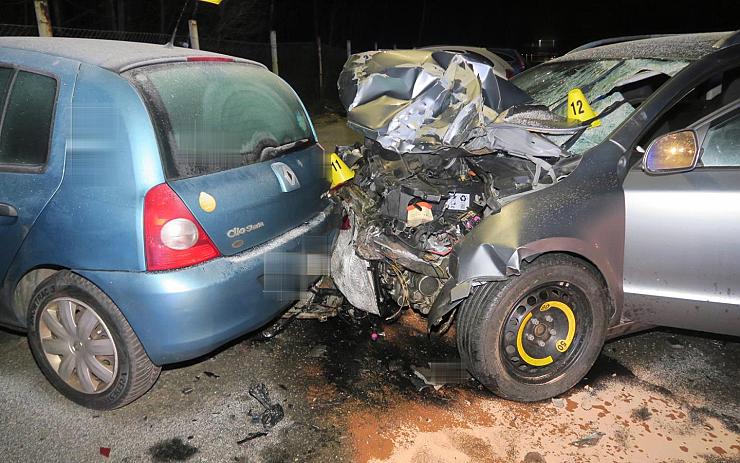 FOTO: Řidič vylétl ze silnice, na parkovišti zničil čtyři auta! Škoda je skoro půl milionu