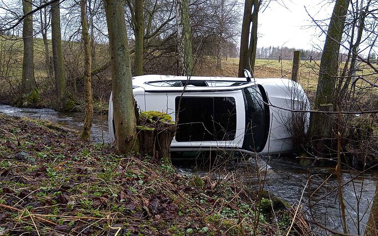 OBRAZEM: BMW skončilo převrácené v potoce, k další nehodě u Ostrova už musela záchranka