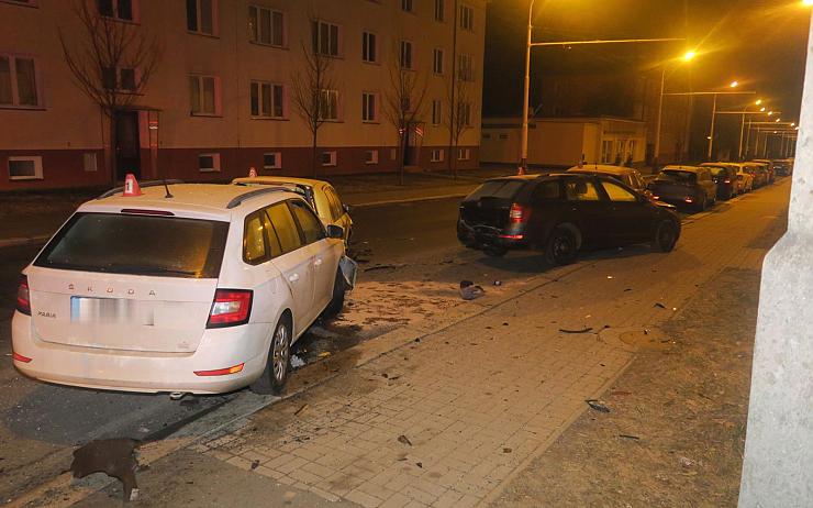 FOTO: Řidič sedl za volant pod parou, odneslo to několik zaparkovaných aut