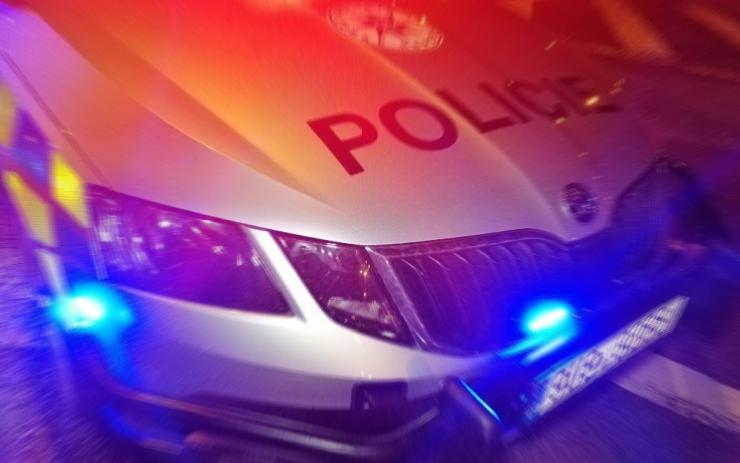 Policejní honička v Ostrově! Řidiče zastavila proražená pneumatika, ještě zkoušel utéct