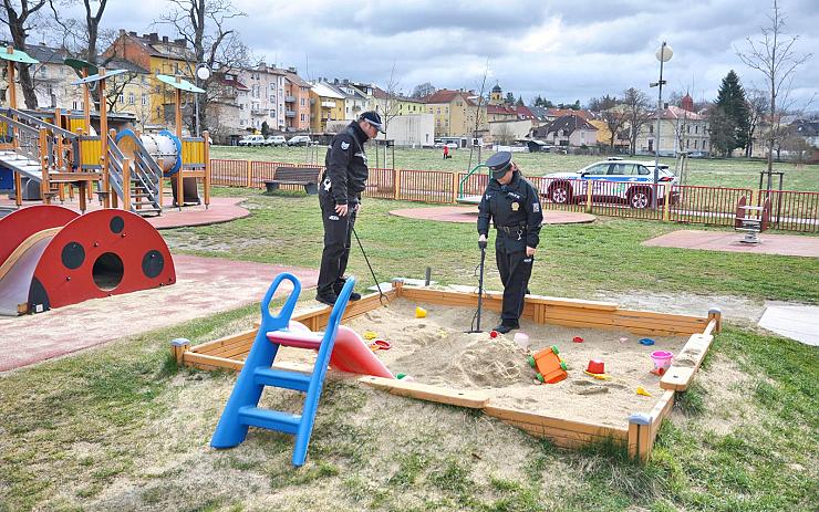 Policisté kontrovali hřiště a pískoviště pomocí detektoru kovů, chtějí bezpečí pro děti