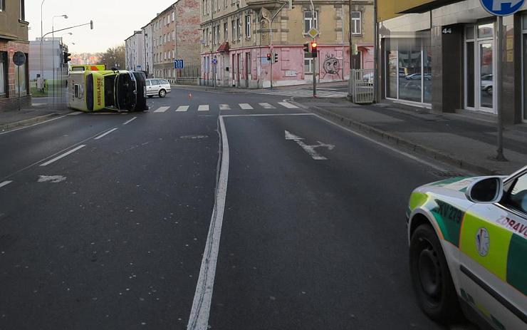 Škodovka se na křižovatce v Chebu srazila se sanitkou. Policie hledá svědky nehody