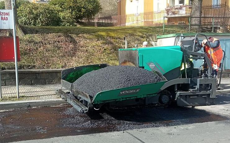 V Karlových Varech začaly opravy výtluků. Řidiči, jezděte obezřetně