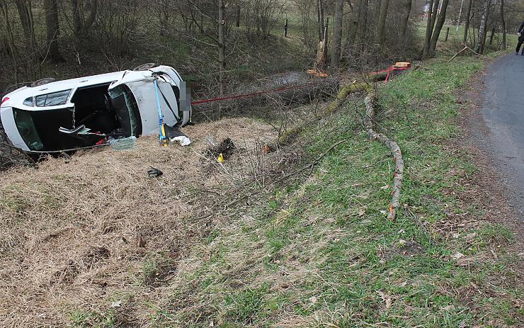 Auto na Karlovarsku skončilo na boku mimo silnici, pro spolujezdkyni letěl vrtulník