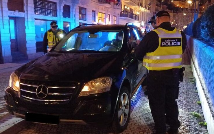 VIDEO: Řidič zkoušel trpělivost strážníků v Karlových Varech tak dlouho, až odjel s pokutou