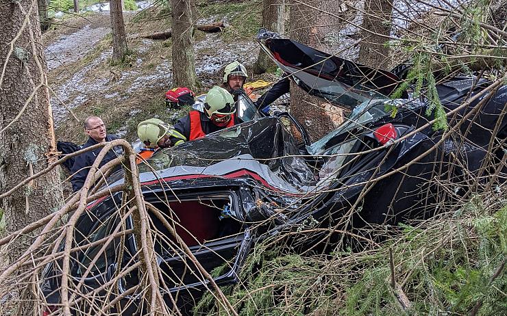 OBRAZEM: Náročná záchrana těžce zraněného řidiče! Auto vylétlo ze silnice, našli ho až po několika hodinách