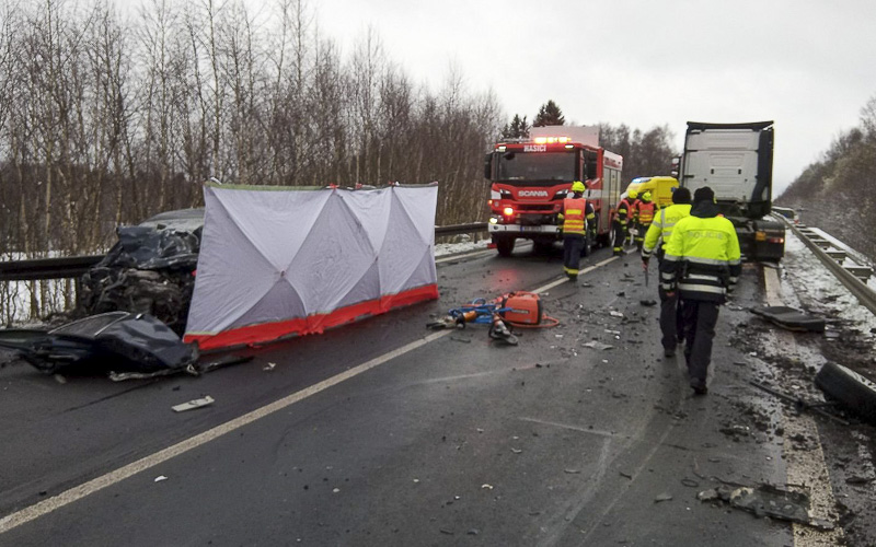 FOTO: Tragédie v Aši. Jeden člověk zemřel po srážce osobáku s náklaďákem, další jsou zranění