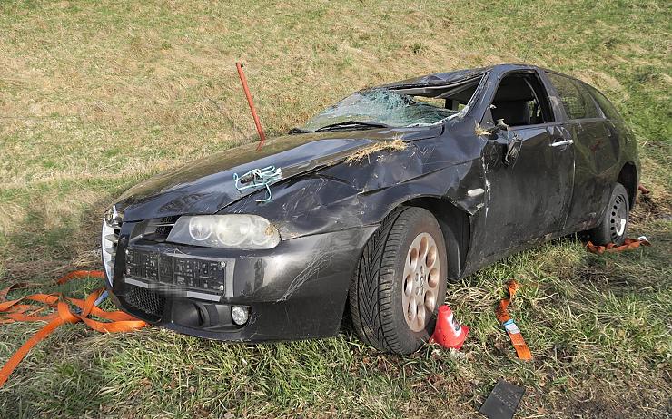 Mladík notně posilněný alkoholem boural, neměl ani řidičák