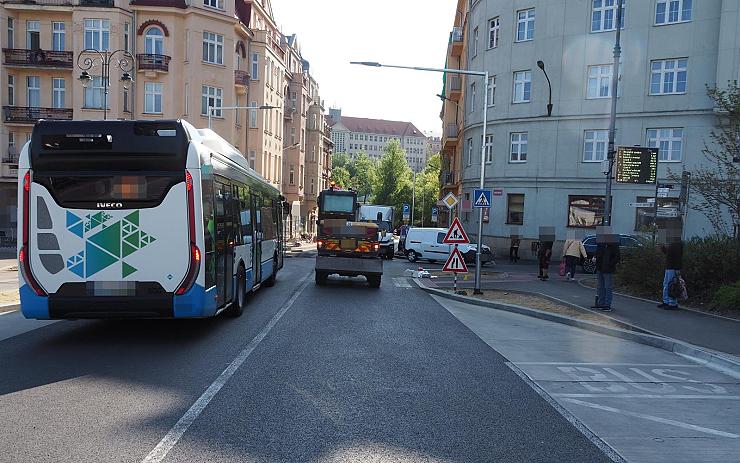 Na přechodu v Karlových Varech došlo ke střetu stavebního stroje se seniorem