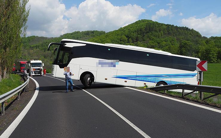 FOTO: Kuriozní nehoda na Karlovarsku: Autobus při otáčení uvíznul, zablokoval celou silnici