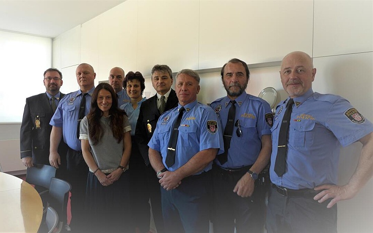 FOTO: Čtvrt století u městské policie! Karlovarští strážníci převzali ocenění za odsloužená léta