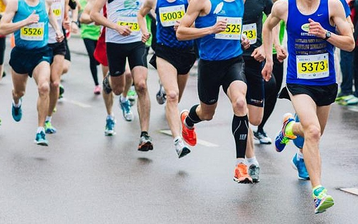 Ulice Karlových Varů si podmaní běžci. Sobotní půlmaraton si vyžádá omezení v dopravě