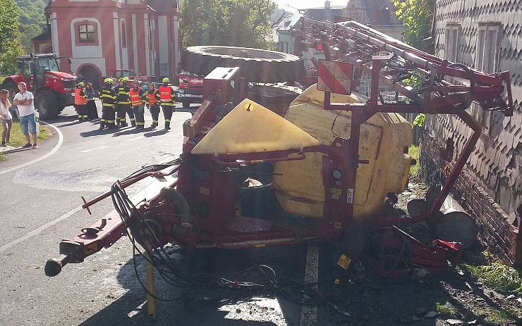 FOTO: Na Karlovarsku se převrátil traktor, poškodil část rodinného domu