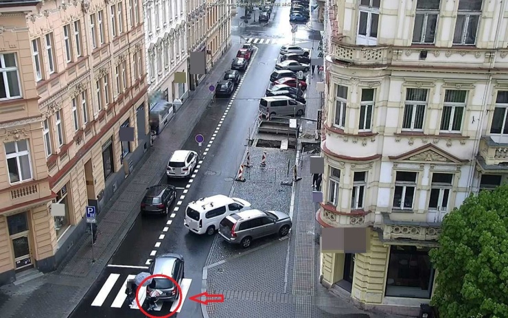 FOTO: Řidič v Karlových Varech málem srazil na přechodu dítě! Policie po něm pátrá 