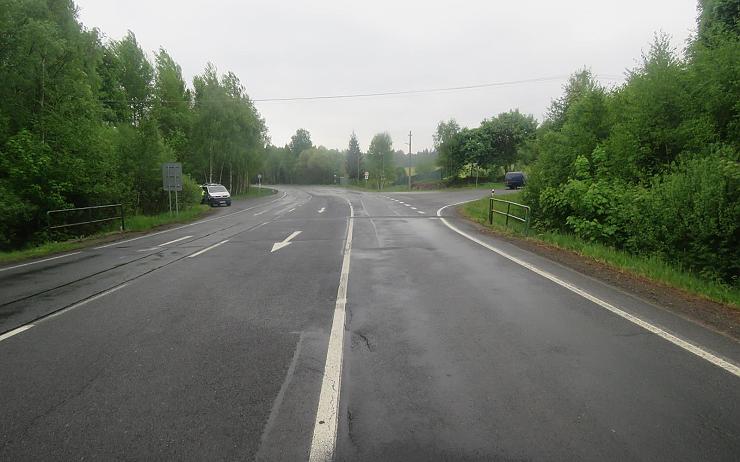 Na této křižovatce nedal řidič přednost motorkáři, srazil se s ním a ujel. Hledají se svědci nehody