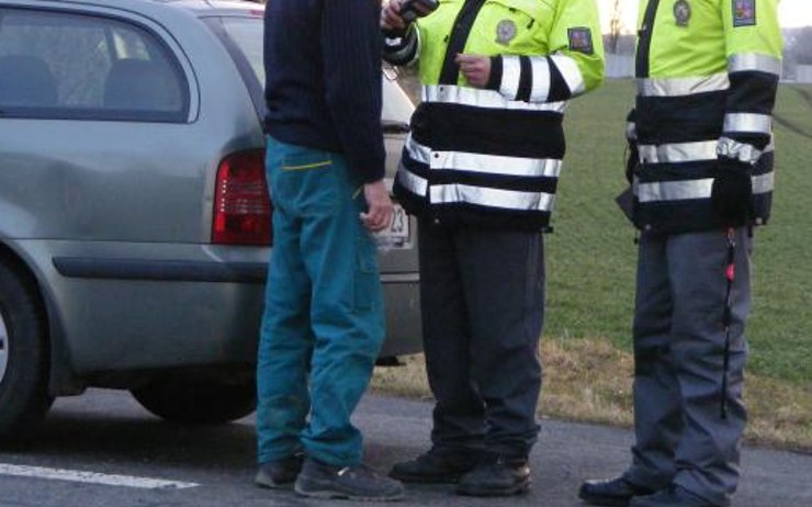 Muž na Karlovarsku havaroval, po příjezdu policistů se začal podezřele drbat na noze