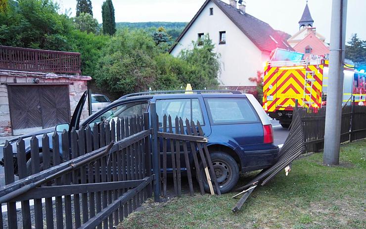 FOTO: Nehoda ve Stráži nad Ohří. Řidič zničil dva ploty, pak měl další problém