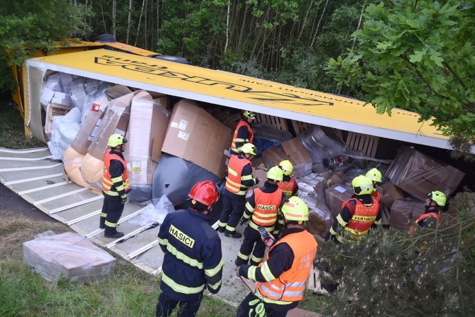 AKTUÁLNĚ OBRAZEM: Na Chebsku se srazilo auto s kamionem, který převážel nebezpečné chemikálie!