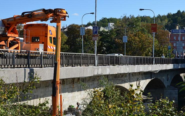 UPOZORNĚNÍ: Průchod pěších po Chebském mostě bude od pátku omezen 