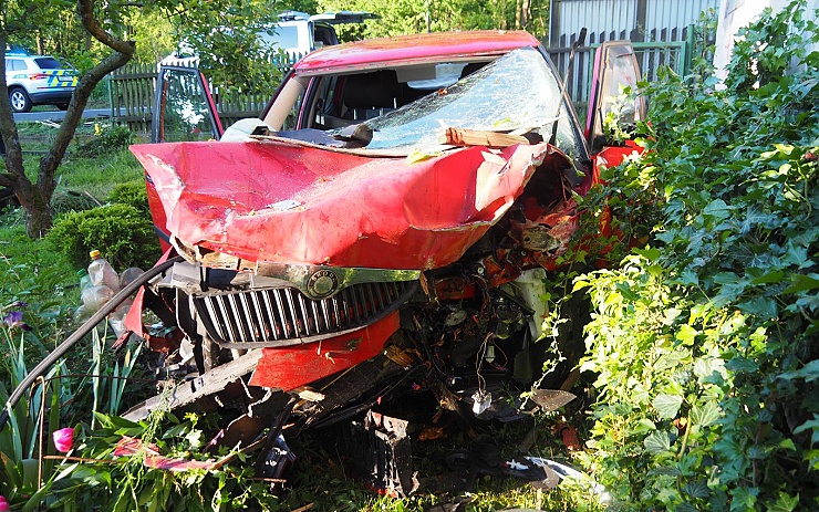 FOTO: Řidič na Karlovarsku usnul za volantem, prorazil plot a narazil do rodinného domu