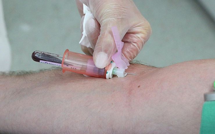 Nemocnice hlásí nedostatek krve, pojišťovna láká k darování příspěvkem 