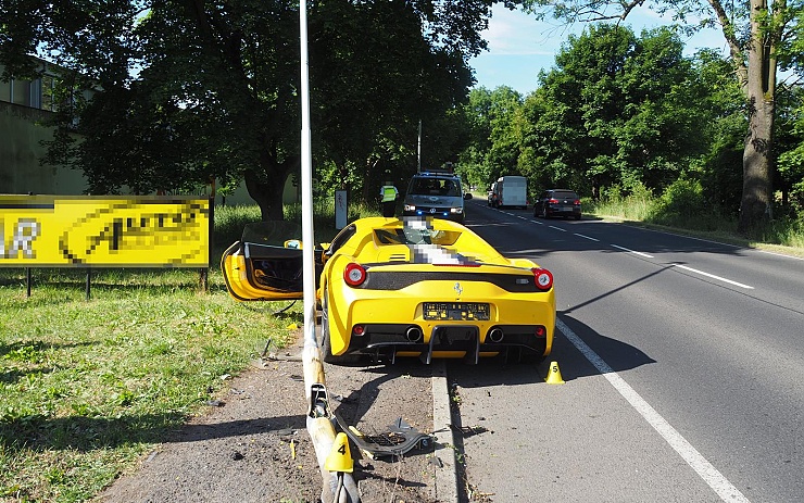 FOTO: Ferrari v Karlových Varech zastavil náraz do lampy. Škoda jde do milionů